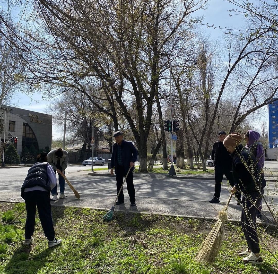 “ТАЗА ҚАЗАҚСТАН” “ЖАСЫЛ АЙМАҚ” экологиялық акциясы бойынша аула тазарту жұмыстары жалғасып, көшет, гүл түптері отырғызылуда.